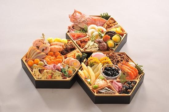 たまらん三兄弟おせち盛付け例.JPG