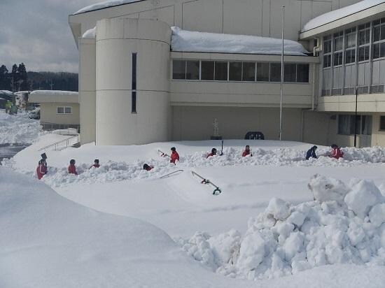体育館前の除雪.JPG