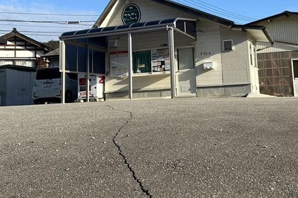 2_能登町本店の前の道路ヒビ.jpg