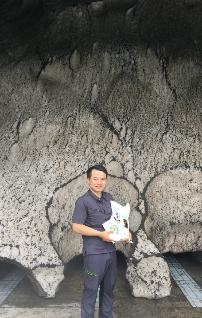 工場長　雪室の前で.png