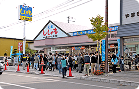 例年、旬の時期には大変な賑わいを見せる店舗(写真は2019年以前)