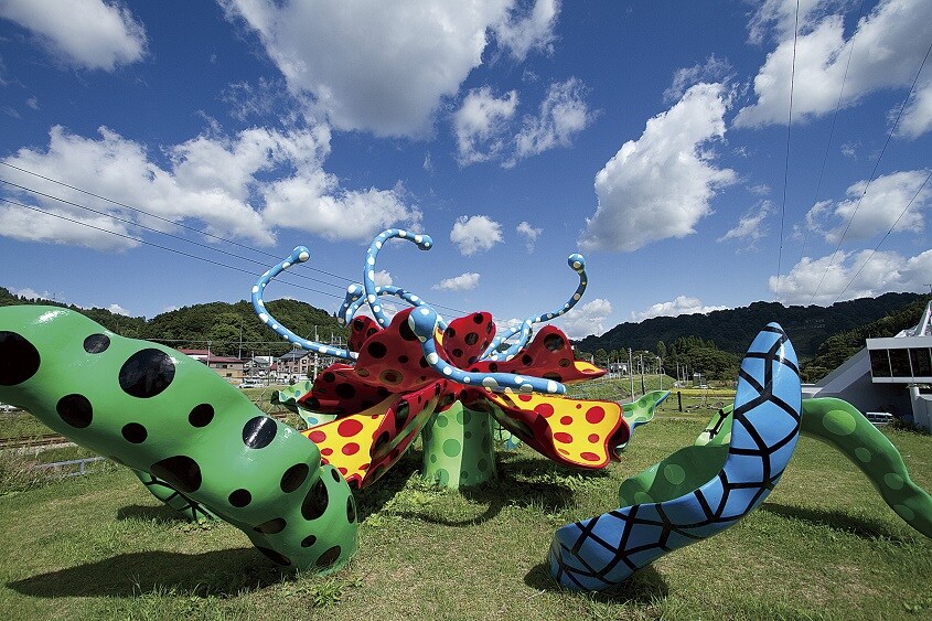 「大地の芸術祭」は、この地域に住まう人々の生活や人生観を見てもらうことを目的に、越後妻有地域（十日町市・津南町）全域を舞台に、3年に一度開催されている。また会期中以外にも、通年で常設作品を鑑賞することが出来、約300の常設作品が十日町市内に設置されている。