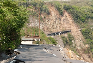 寸断された阿蘇長陽大橋
