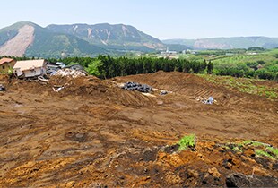 土砂崩れによる被害を受けた長野地区の住宅街