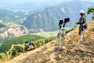急な斜面での作業が必要な国道57号線