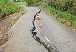 市内各地で地割れが発生