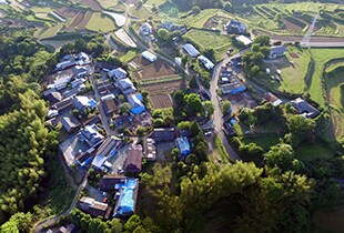 被害が大きかった茂藤里区。雨よけのブルーシートや倒壊した建物が見える