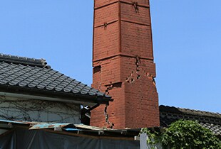 登録有形文化財の菊の城本舗では煙突根元のブロックが一部崩れた