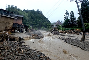 土砂により川のようになってしまった道路