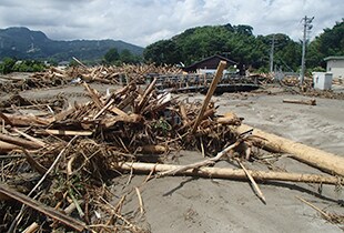土砂が橋の真下まで達している杷木浄水場