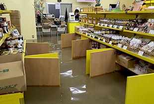 浸水被害にあった「藤井養蜂場」店内の様子