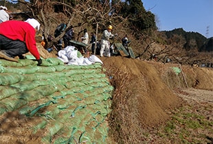 甚大な被害を受けた農地を修復するボランティアの方々