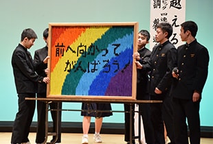 生徒会を中心に約五千羽の折り鶴をみんなで折った、折り鶴アート「復興の虹」をお披露目する比良松中学校生
