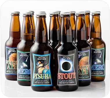 宇宙のラベルを見ながら地ビールを飲み比べ イメージ