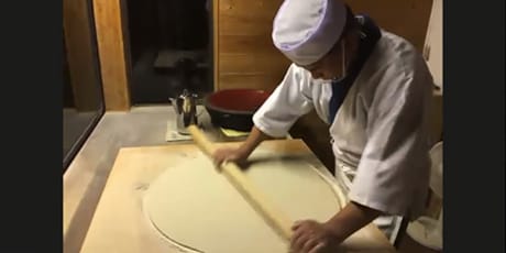 そば打ち部屋で職人の渡部さんがおそばを打つ様子
