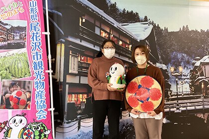 尾花沢市観光物産協会 阿部かおるさん(左)、白坂真菜さん