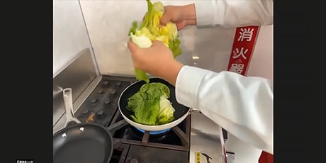 レタスをフライパンで炒める様子