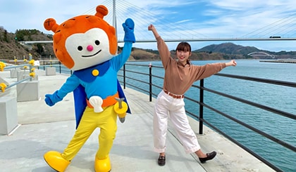 宮城県気仙沼市 産業部 観光課 鈴木 麻莉夏さん(右)