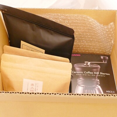 直火焙煎コーヒー2種類(豆のまま)と水出し珈琲BAG、コーヒーミルの詰合せ(C)