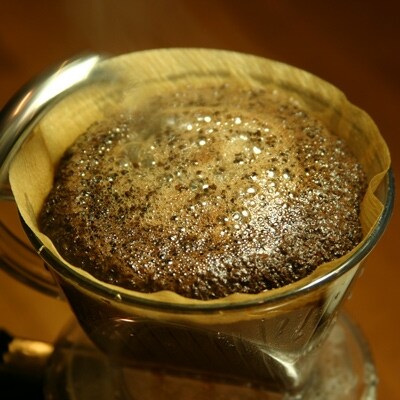 直火焙煎コーヒー2種類(粉・粗挽)と水出し珈琲BAG、コーヒーミルの詰合せ(D)