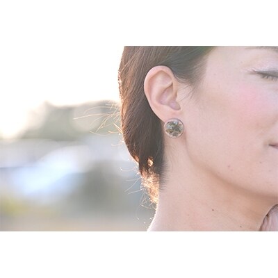 木の藍染め樹脂ピアス