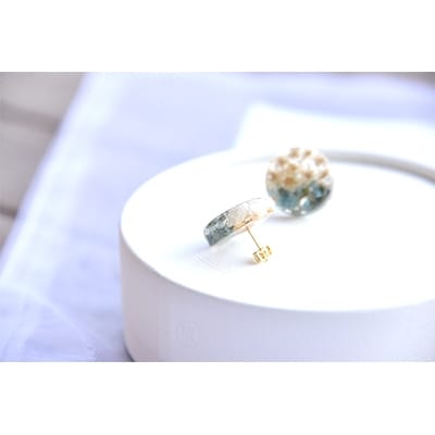 木の藍染め×小花 樹脂ピアス