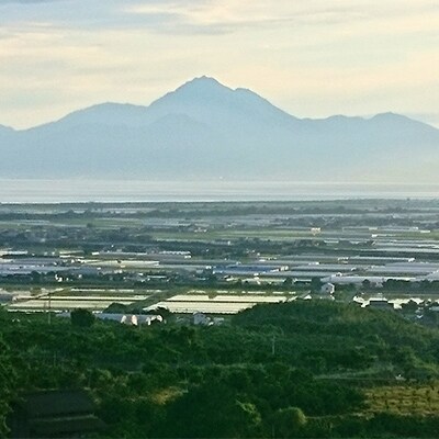 三ノ岳北斜面に広がる水と緑に恵まれた玉東梨(豊水、あきづき、新高)約5kg(6～20玉)
