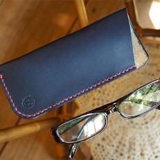【職人手縫いの革製品】めがねケース(ネイビー) | ふるさと納税のお礼品