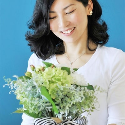 〈枯れないお花〉まるで生花! アーティフィシャルフラワーのブリキアレンジ