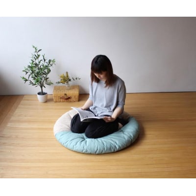 【洛中高岡屋】赤ちゃんがほほ笑む寛ぎのアイテム　せんべい座ぶとん(3色あられ・砧青磁)