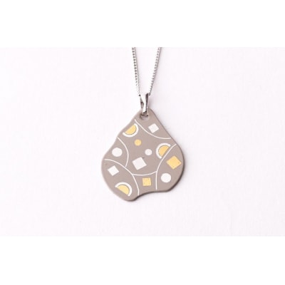 【中嶋象嵌】ナシ型ペンダント〈ベージュ〉