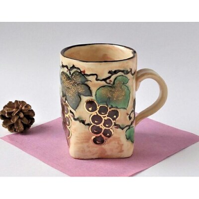 【ギャラリー洛中洛外】形が特徴的で実り多い葡萄が華やか 浮花葡萄マグカップ