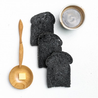 お餅のような食べ応え!竹炭を使用した”真っ黒な”竹炭食パン(半斤)