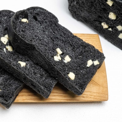 お餅のような食べ応え!竹炭を使用した”真っ黒な”竹炭食チーズ食パン(半斤)