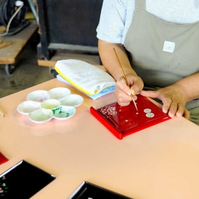 【昔なつかし】3段重ねの木製お弁当箱「遊山箱」(桜柄・赤色)【DK008VC01】