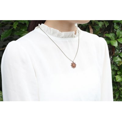 幾何学模様の木のペンダント　L-CA【DR042】