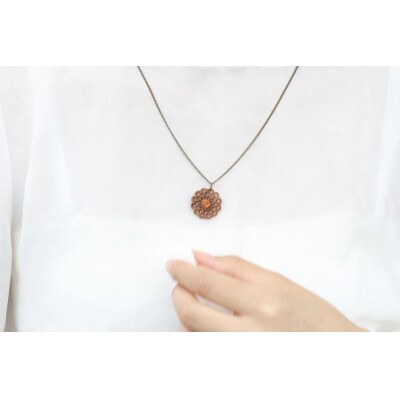 幾何学模様の木のペンダント　M-CA【DR043】