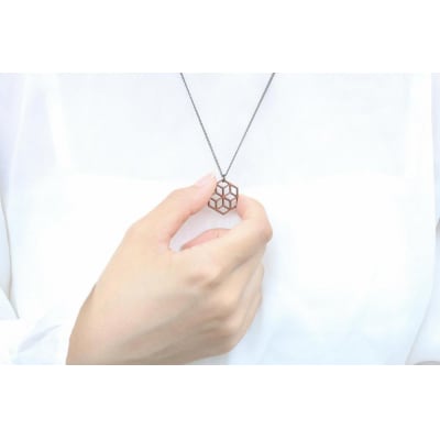 幾何学模様の木のペンダント　P-CA【DR046】