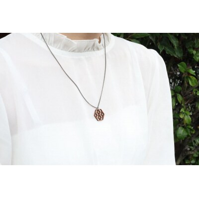 幾何学模様の木のペンダント　P-CA【DR046】