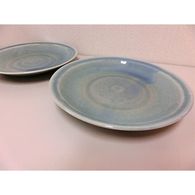 丁寧に手作りされた陶芸品(陶器皿2枚)