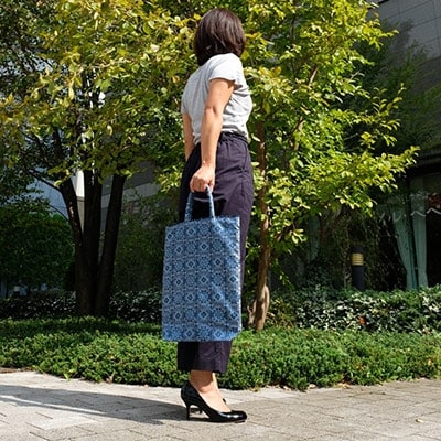 村山大島紬　 手さげ　(青色)