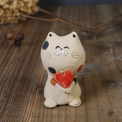 信楽焼 手作りハート持ち三毛猫 置物