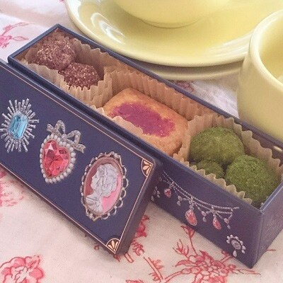 卵・乳不使用 マクロビガトーショコラ12cm&ビジューなクッキー缶1つ
