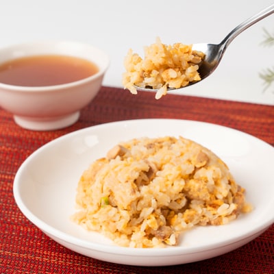 山形県飯豊町 昭和レトロな味 来々軒の冷凍半チャーハン180gを4袋 ラーメンスープ4袋