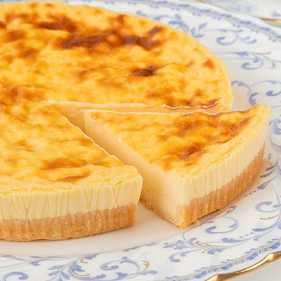 飯豊町のお菓子屋さんの人気商品　放牧ミルクのチーズケーキ(6号)