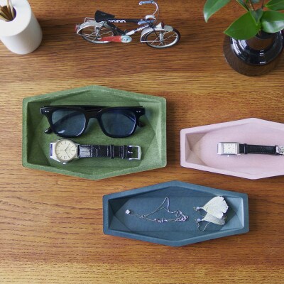 colmのレザートレイL グレー「好きなモノの魅力を引き立てる立体成型してつくった本革製トレイ」