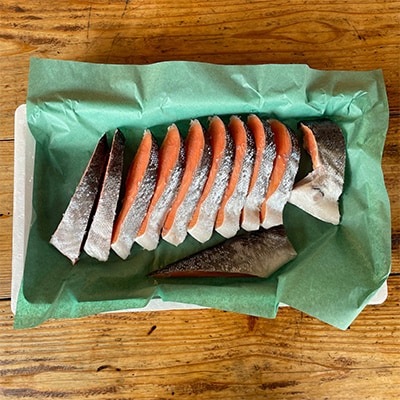【毎月定期便】【中辛】お弁当やご飯のお供に!厚切り銀鮭 半身1枚(約10枚)全8回