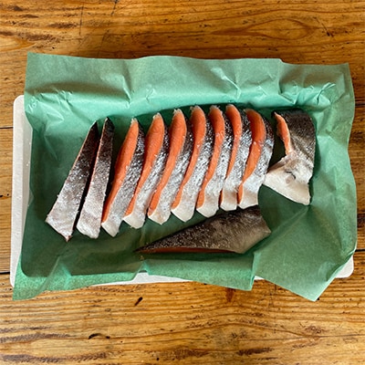 【2ヵ月毎定期便】【中辛】お弁当やご飯のお供に!厚切り銀鮭 半身1枚(約10枚) 全6回