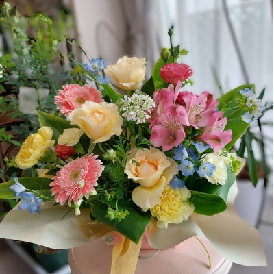 神奈川県小田原市 季節のお花で幸せを届けます「季節の生花アレンジ」Mサイズ
