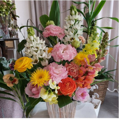 神奈川県小田原市　季節のお花で幸せを届けます「季節の生花アレンジ」Lサイズ